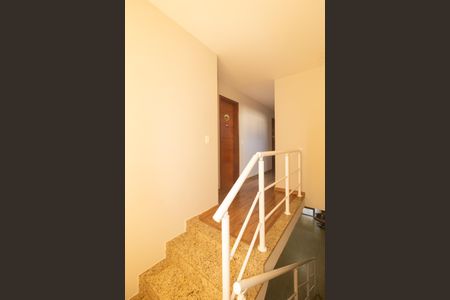 Casa de condomínio à venda com 250m², 3 quartos e 3 vagas Casa de condomínio à venda com 250m², 3 quartos e 3 vagasEscada