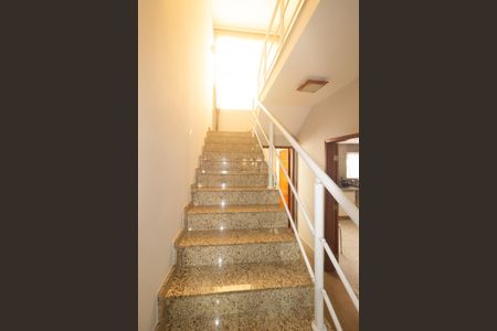 Casa de condomínio à venda com 250m², 3 quartos e 3 vagas Casa de condomínio à venda com 250m², 3 quartos e 3 vagasEscada