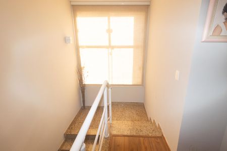 Casa de condomínio à venda com 250m², 3 quartos e 3 vagas Casa de condomínio à venda com 250m², 3 quartos e 3 vagasEscada