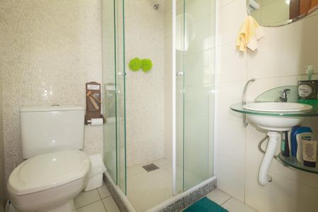 Casa de condomínio à venda com 250m², 3 quartos e 3 vagas Casa de condomínio à venda com 250m², 3 quartos e 3 vagasBanheiro Social 2