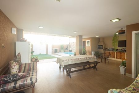 Casa de condomínio à venda com 250m², 3 quartos e 3 vagas Casa de condomínio à venda com 250m², 3 quartos e 3 vagasQuintal