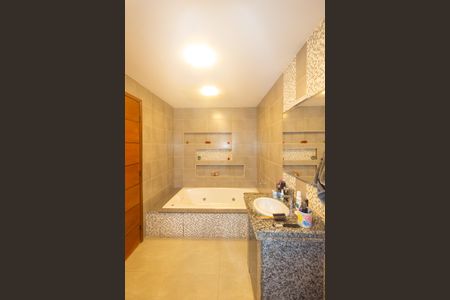 Casa de condomínio à venda com 250m², 3 quartos e 3 vagas Casa de condomínio à venda com 250m², 3 quartos e 3 vagasBanheiro da Suíte 1