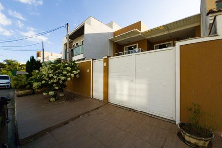 Casa de condomínio à venda com 250m², 3 quartos e 3 vagas Casa de condomínio à venda com 250m², 3 quartos e 3 vagasFachada