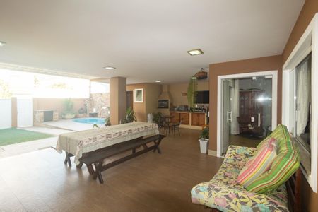 Casa de condomínio à venda com 250m², 3 quartos e 3 vagas Casa de condomínio à venda com 250m², 3 quartos e 3 vagasQuintal
