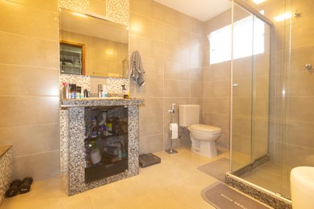 Casa de condomínio à venda com 250m², 3 quartos e 3 vagas Casa de condomínio à venda com 250m², 3 quartos e 3 vagasBanheiro da Suíte 1