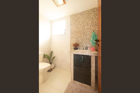 Casa de condomínio à venda com 250m², 3 quartos e 3 vagas Casa de condomínio à venda com 250m², 3 quartos e 3 vagasBanheiro Social 1