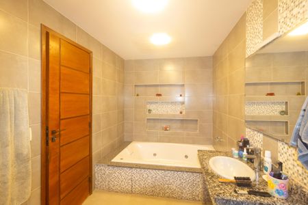 Casa de condomínio à venda com 250m², 3 quartos e 3 vagas Casa de condomínio à venda com 250m², 3 quartos e 3 vagasBanheiro da Suíte 1