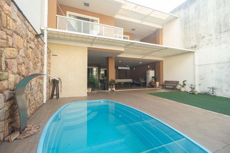 Casa de condomínio à venda com 250m², 3 quartos e 3 vagas Casa de condomínio à venda com 250m², 3 quartos e 3 vagasPiscina