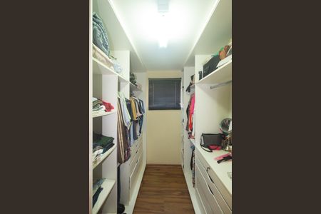 Casa de condomínio à venda com 250m², 3 quartos e 3 vagas Casa de condomínio à venda com 250m², 3 quartos e 3 vagasCloset da Suíte 1