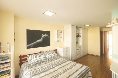 Casa de condomínio à venda com 250m², 3 quartos e 3 vagas Casa de condomínio à venda com 250m², 3 quartos e 3 vagasSuíte 2