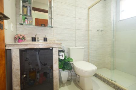 Casa de condomínio à venda com 250m², 3 quartos e 3 vagas Casa de condomínio à venda com 250m², 3 quartos e 3 vagasBanheiro da Suíte 2