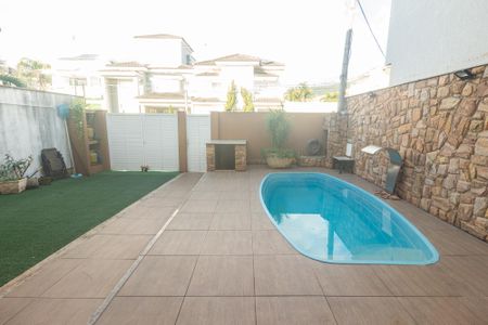 Casa de condomínio à venda com 250m², 3 quartos e 3 vagas Casa de condomínio à venda com 250m², 3 quartos e 3 vagasPiscina