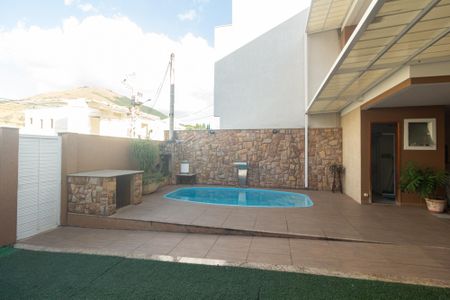 Casa de condomínio à venda com 250m², 3 quartos e 3 vagas Casa de condomínio à venda com 250m², 3 quartos e 3 vagasPiscina