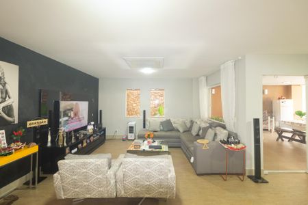 Casa de condomínio à venda com 250m², 3 quartos e 3 vagas Casa de condomínio à venda com 250m², 3 quartos e 3 vagasSala