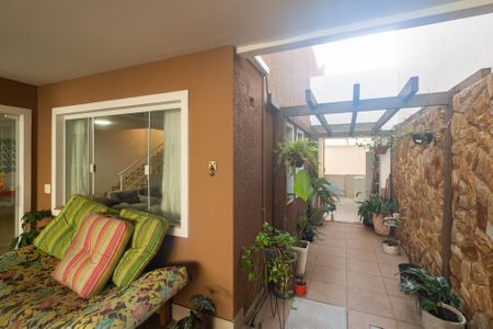 Casa de condomínio à venda com 250m², 3 quartos e 3 vagas Casa de condomínio à venda com 250m², 3 quartos e 3 vagasVaranda