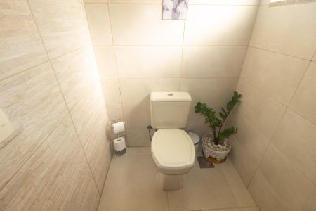 Casa de condomínio à venda com 250m², 3 quartos e 3 vagas Casa de condomínio à venda com 250m², 3 quartos e 3 vagasBanheiro Social 1