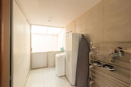 Casa de condomínio à venda com 250m², 3 quartos e 3 vagas Casa de condomínio à venda com 250m², 3 quartos e 3 vagasÁrea de Serviço