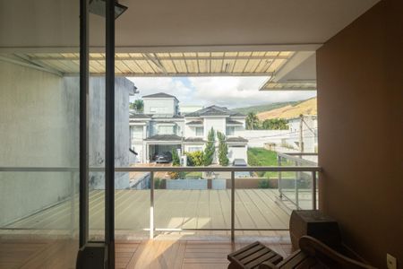 Casa de condomínio à venda com 250m², 3 quartos e 3 vagas Casa de condomínio à venda com 250m², 3 quartos e 3 vagasVista da Suíte 1