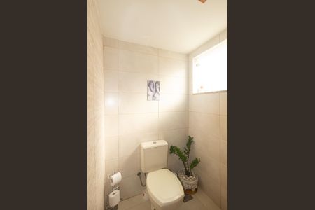 Casa de condomínio à venda com 250m², 3 quartos e 3 vagas Casa de condomínio à venda com 250m², 3 quartos e 3 vagasBanheiro Social 1