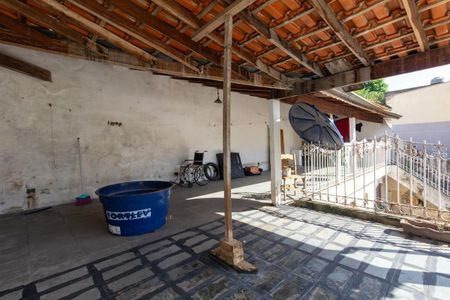 Casa à venda com 472m², 5 quartos e 4 vagas Casa à venda com 472m², 5 quartos e 4 vagasVaranda