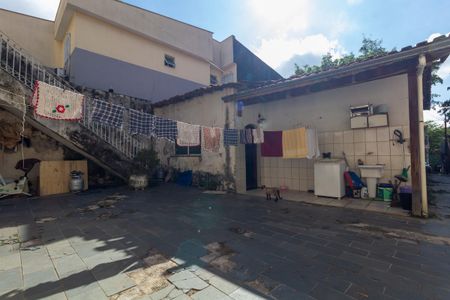 Casa à venda com 472m², 5 quartos e 4 vagas Casa à venda com 472m², 5 quartos e 4 vagasQuintal e área de serviço