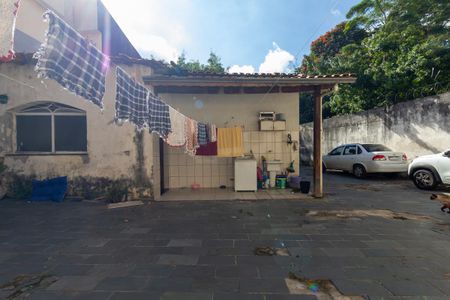Casa à venda com 472m², 5 quartos e 4 vagas Casa à venda com 472m², 5 quartos e 4 vagasQuintal e área de serviço