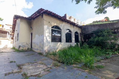Casa à venda com 472m², 5 quartos e 4 vagas Casa à venda com 472m², 5 quartos e 4 vagasGaragem
