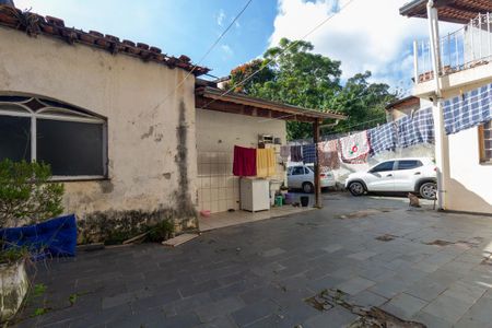 Casa à venda com 472m², 5 quartos e 4 vagas Casa à venda com 472m², 5 quartos e 4 vagasQuintal e área de serviço
