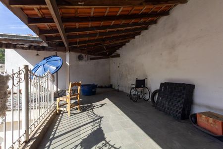 Casa à venda com 472m², 5 quartos e 4 vagas Casa à venda com 472m², 5 quartos e 4 vagasVaranda