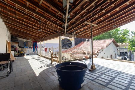 Casa à venda com 472m², 5 quartos e 4 vagas Casa à venda com 472m², 5 quartos e 4 vagasVaranda