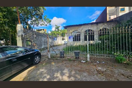 Casa à venda com 472m², 5 quartos e 4 vagas Casa à venda com 472m², 5 quartos e 4 vagasFachada