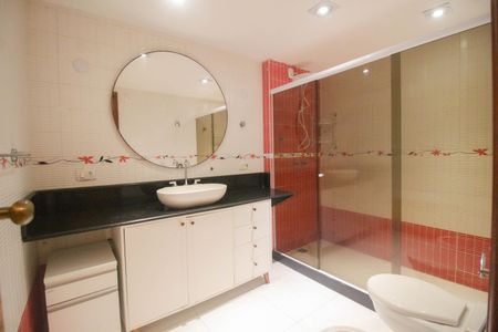 Apartamento para alugar com 400m², 3 quartos e 3 vagas Apartamento para alugar com 400m², 3 quartos e 3 vagasBanheiro da Suíte 1