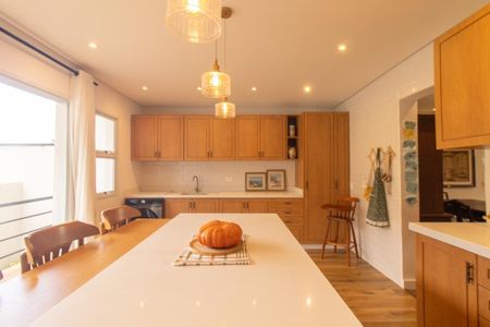 Casa à venda com 277m², 3 quartos e 3 vagas Casa à venda com 277m², 3 quartos e 3 vagasCozinha e Área de Serviço