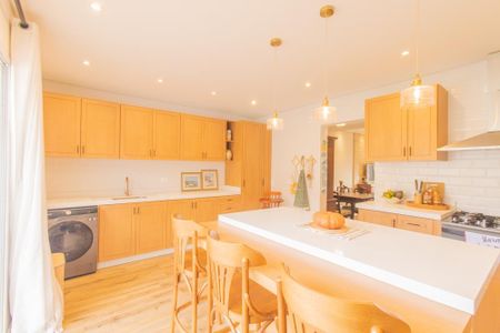 Casa à venda com 277m², 3 quartos e 3 vagas Casa à venda com 277m², 3 quartos e 3 vagasCozinha e Área de Serviço