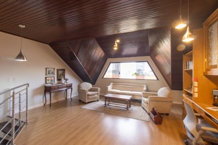 Casa à venda com 277m², 3 quartos e 3 vagas Casa à venda com 277m², 3 quartos e 3 vagasAtico