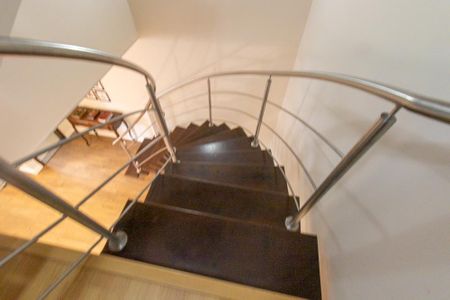 Casa à venda com 277m², 3 quartos e 3 vagas Casa à venda com 277m², 3 quartos e 3 vagasEscada