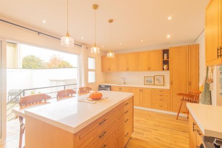 Casa à venda com 277m², 3 quartos e 3 vagas Casa à venda com 277m², 3 quartos e 3 vagasCozinha e Área de Serviço