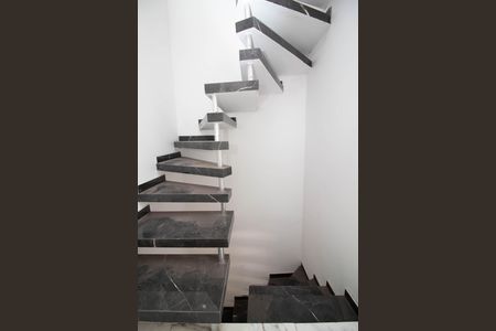 Casa de condomínio para alugar com 95m², 2 quartos e 1 vagaEscada 3 andar 