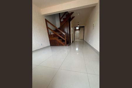 Casa de condomínio para alugar com 68m², 2 quartos e 2 vagas