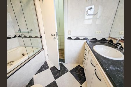 Apartamento à venda com 132m², 3 quartos e 2 vagas Apartamento à venda com 132m², 3 quartos e 2 vagasBanheiro da Suíte