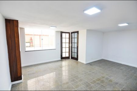 Casa para alugar com 500m², 4 quartos e 4 vagasSala