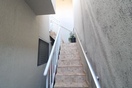 Casa à venda com 125m², 2 quartos e 2 vagasEscada / fundos da casa