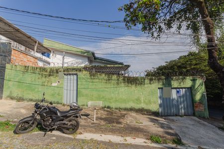 Casa à venda com 85m², 2 quartos e 4 vagas Casa à venda com 85m², 2 quartos e 4 vagasFachada