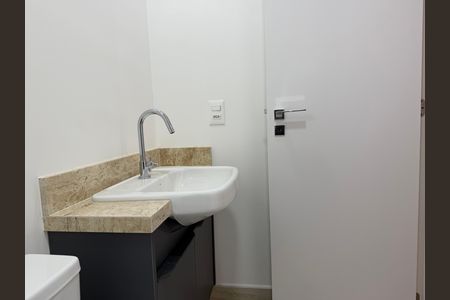 Banheiro de kitnet/studio para alugar com 1 quarto, 33m² em Campo Belo, São Paulo