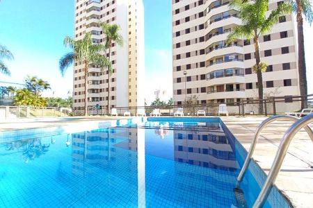 Apartamento à venda com 97m², 3 quartos e 2 vagas Apartamento à venda com 97m², 3 quartos e 2 vagasÁrea comum - Piscina