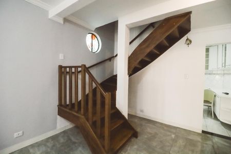 Casa para alugar com 200m², 4 quartos e 2 vagas Casa para alugar com 200m², 4 quartos e 2 vagasEscada
