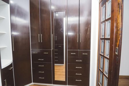 Casa para alugar com 200m², 4 quartos e 2 vagas Casa para alugar com 200m², 4 quartos e 2 vagasCloset da suíte