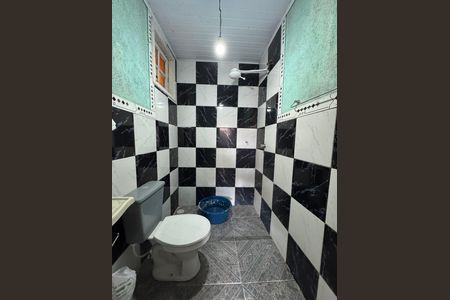 Casa à venda com 125m², 2 quartos e 6 vagasBanheiro do Quintal