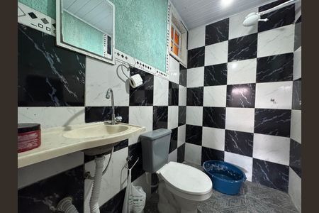 Casa à venda com 125m², 2 quartos e 6 vagasBanheiro do Quintal