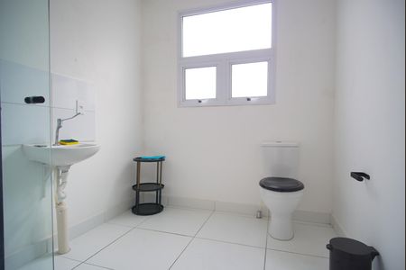 Banheiro de apartamento para alugar com 1 quarto, 39m² em Rubem Berta, Porto Alegre